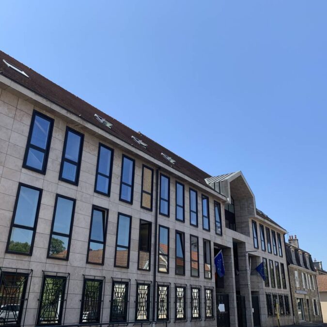 Pose de ch&acirc;ssis aluminium dans le cadre de la R&eacute;novation de l&rsquo;h&ocirc;tel du D&eacute;partement &agrave; Vesoul Pfastatt