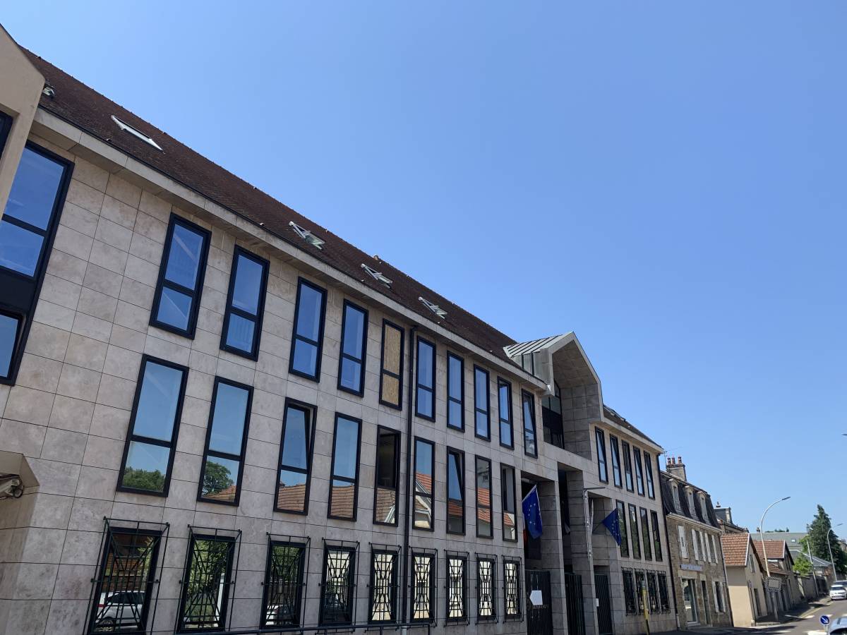 Pose de ch&acirc;ssis aluminium dans le cadre de la R&eacute;novation de l&rsquo;h&ocirc;tel du D&eacute;partement &agrave; Vesoul Pfastatt