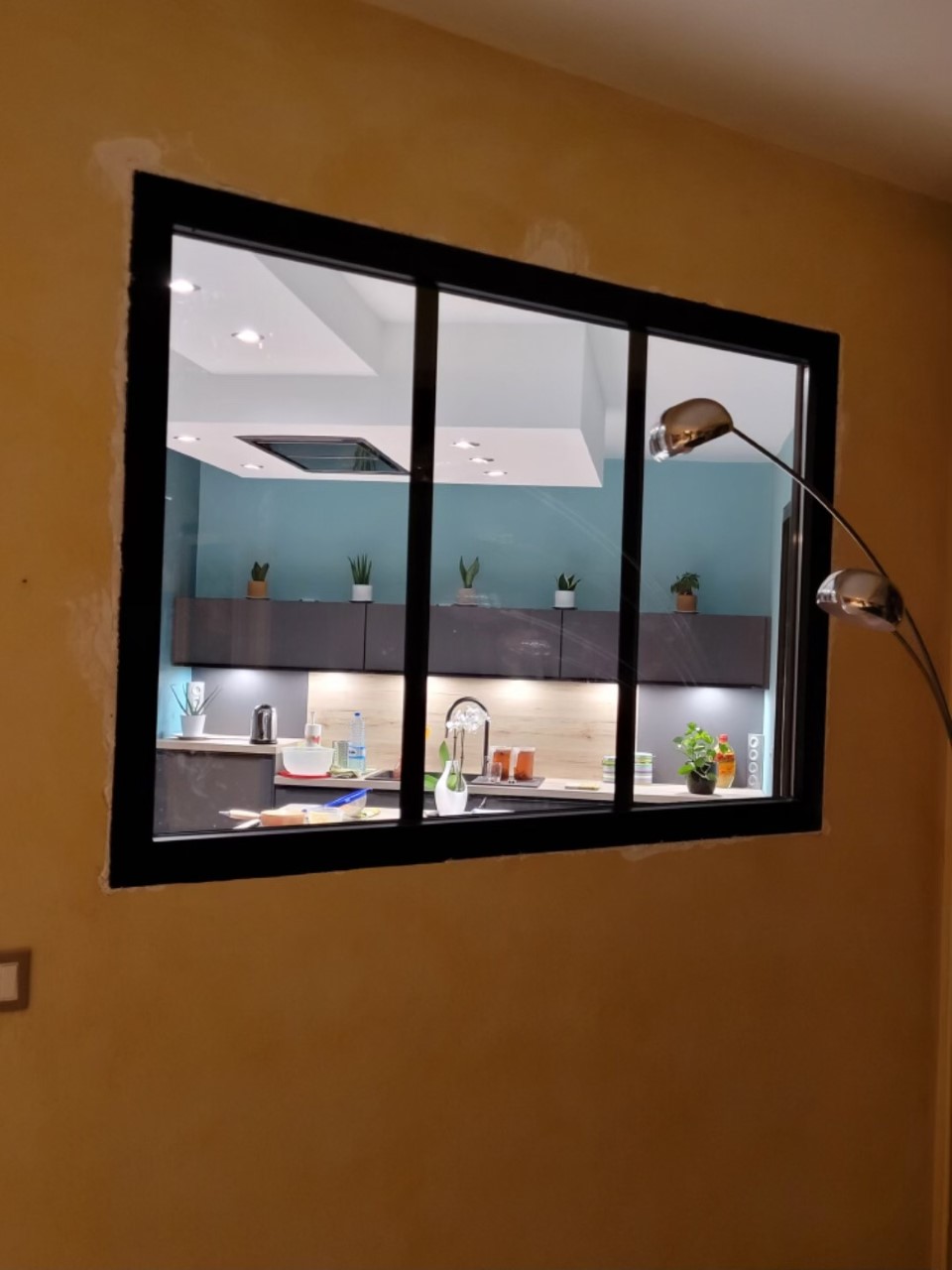 Pose d’un ch&acirc;ssis fixe int&eacute;rieur en pvc noir Montb&eacute;liard 1