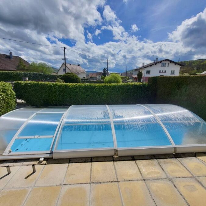 Pose d&rsquo;un abri de piscine en aluminium avec toiture en polycarbonate : la solution sign&eacute;e ANL PVC Lur&eacute;