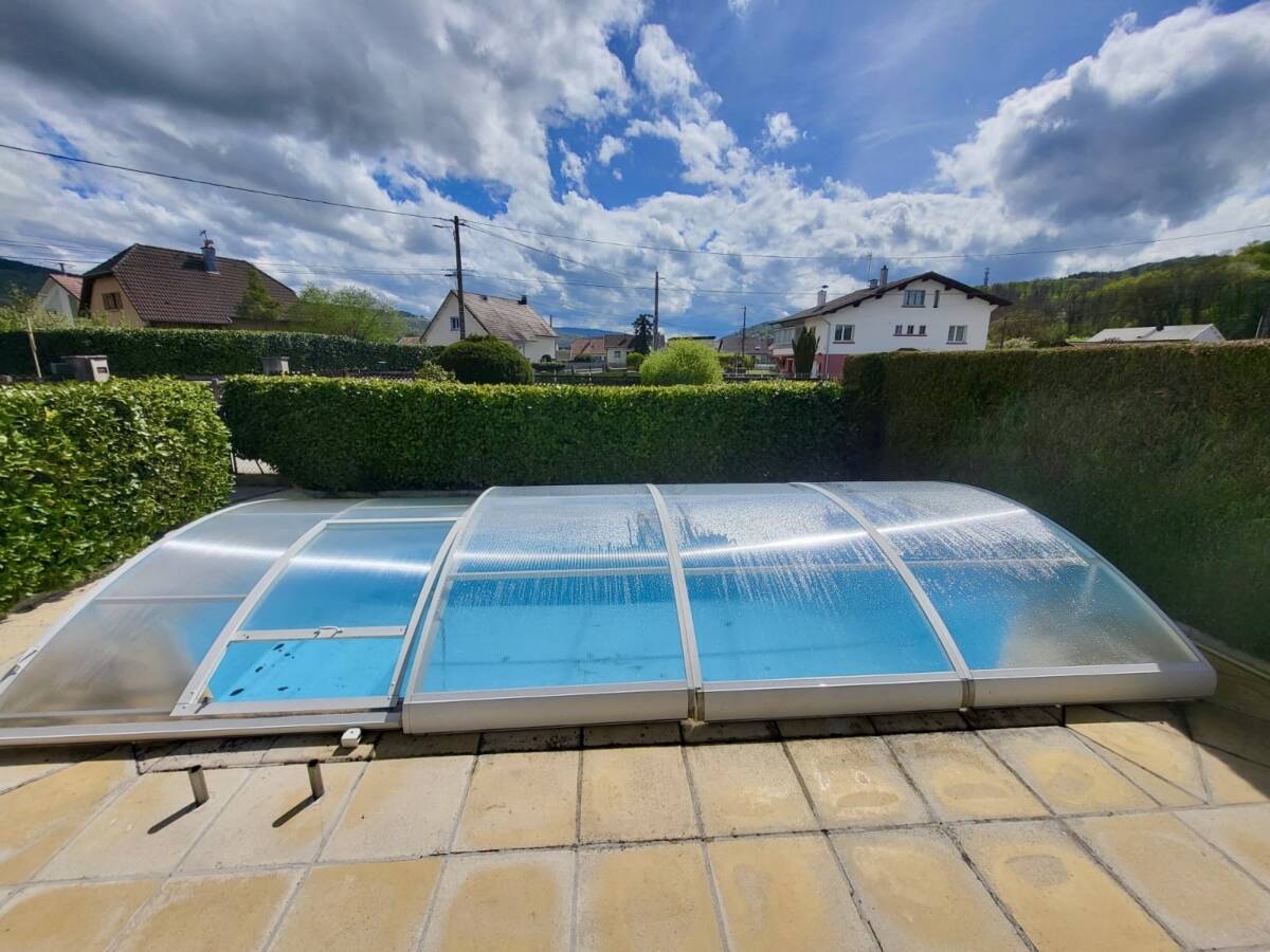 Pose d&rsquo;un abri de piscine en aluminium avec toiture en polycarbonate : la solution sign&eacute;e ANL PVC Lur&eacute;
