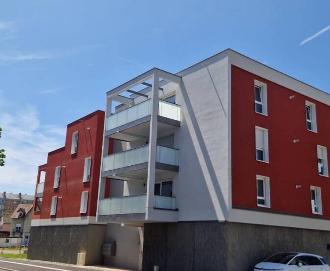 Suite de chantier : pose d&rsquo;une soixantaine de menuiseries sur un immeuble collectif Morteau