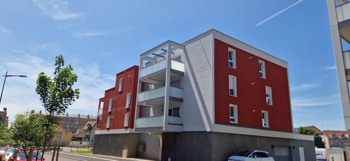 Suite de chantier : pose d&rsquo;une soixantaine de menuiseries sur un immeuble collectif Morteau