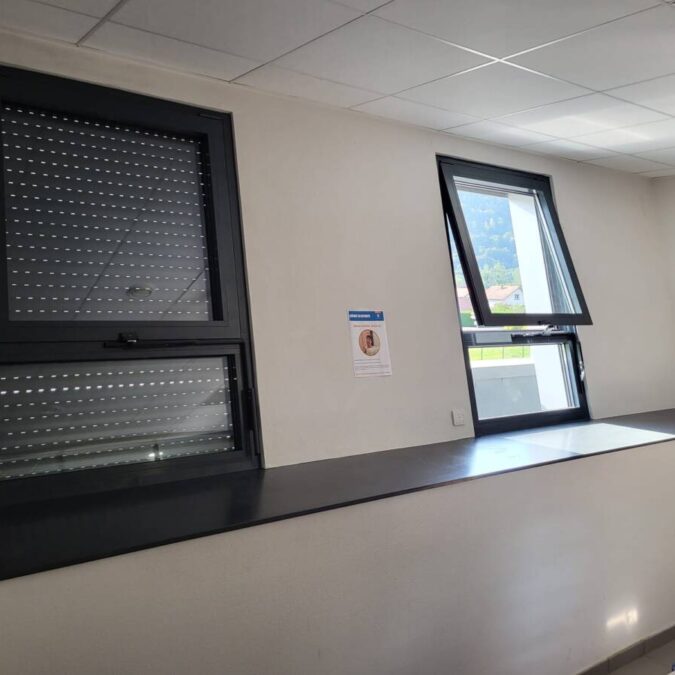 Pose de ch&acirc;ssis aluminium avec volets dans des bureaux professionnels Morteau