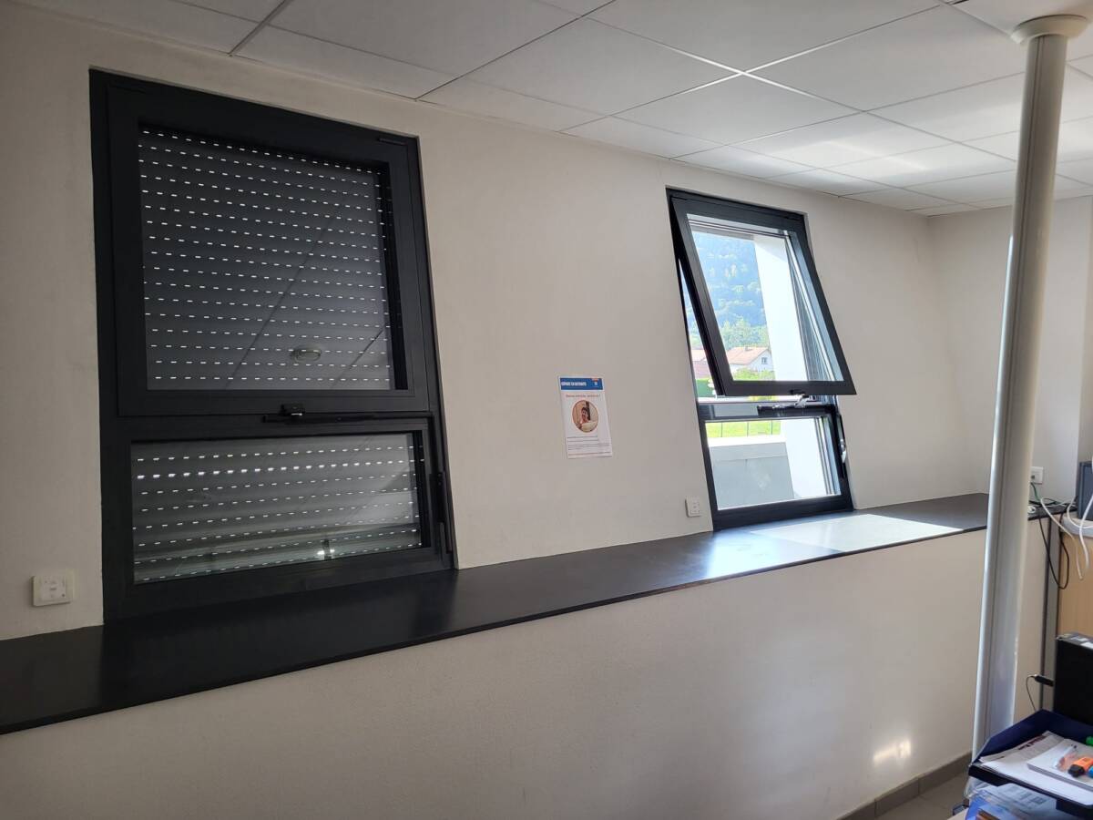 IMG_7914 | ANL PVC Pose de châssis aluminium avec volets dans des bureaux professionnels Morteau