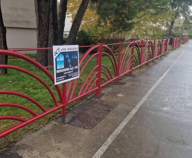 Pose de barri&egrave;res sur trottoir : ANL PVC assure l&rsquo;installation sur site Valentigney