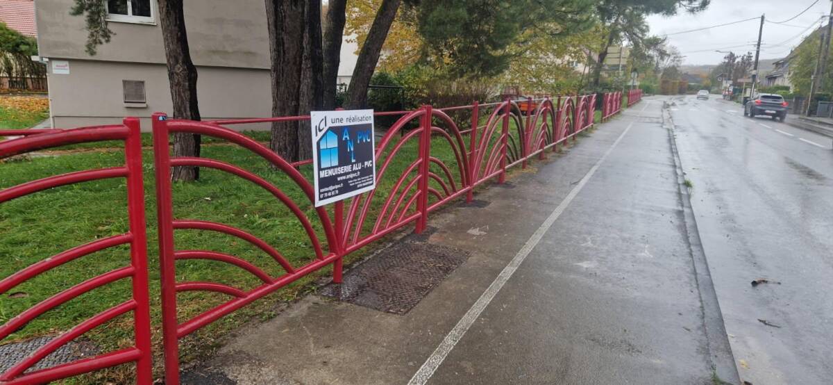 Pose de barri&egrave;res sur trottoir : ANL PVC assure l&rsquo;installation sur site Valentigney