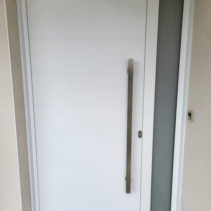 Porte alu avec fix&eacute; lat&eacute;ral et b&acirc;ton de mar&eacute;chal : un choix moderne et lumineux Morteau