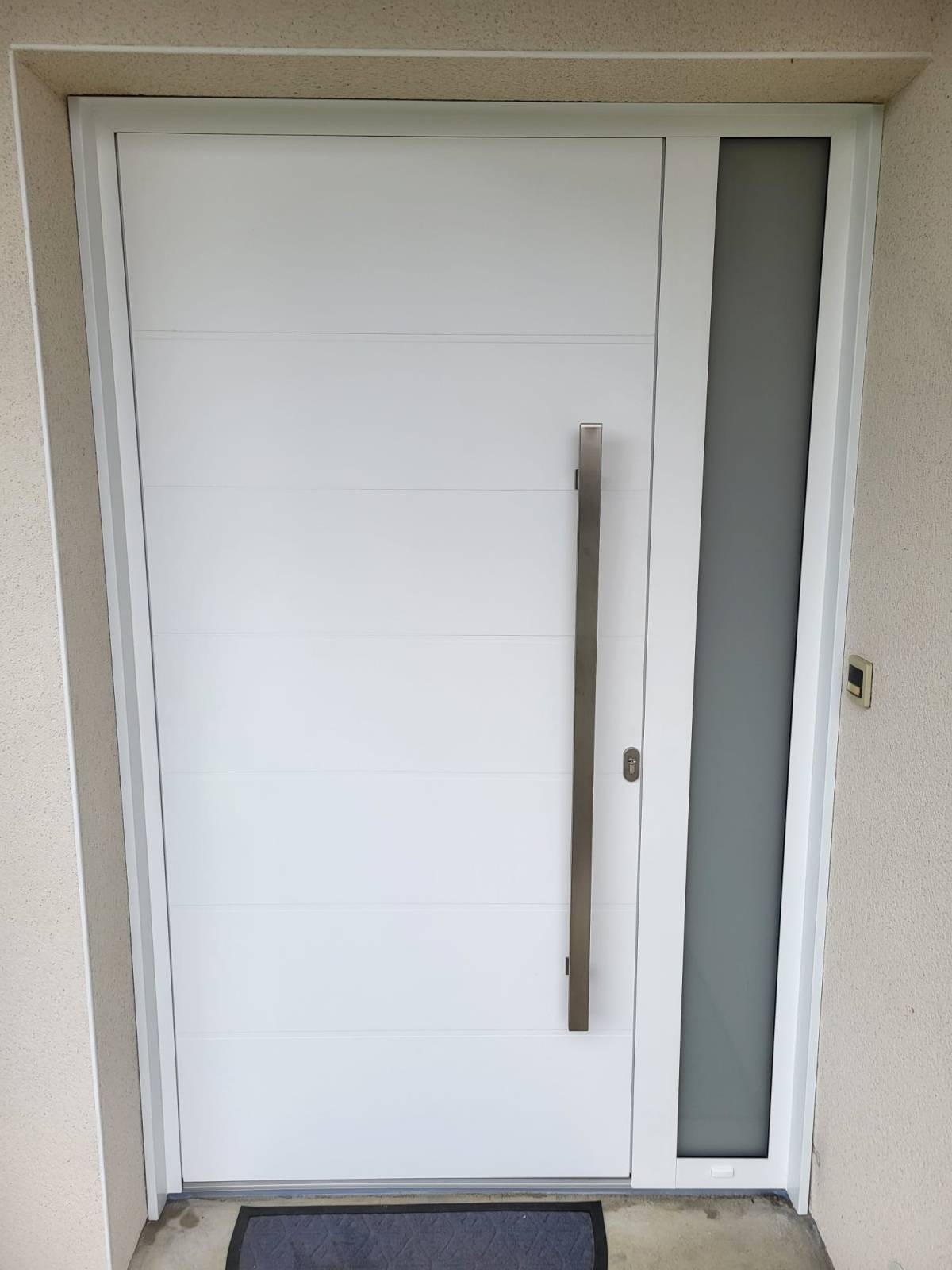 Porte alu avec fix&eacute; lat&eacute;ral et b&acirc;ton de mar&eacute;chal : un choix moderne et lumineux Morteau