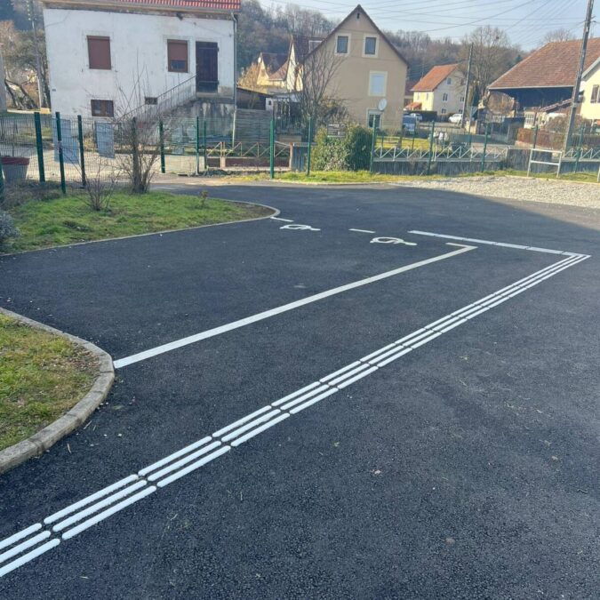 Cr&eacute;ation d&rsquo;un rail de guidage PMR et d&rsquo;une place de parking adapt&eacute;e Valentigney