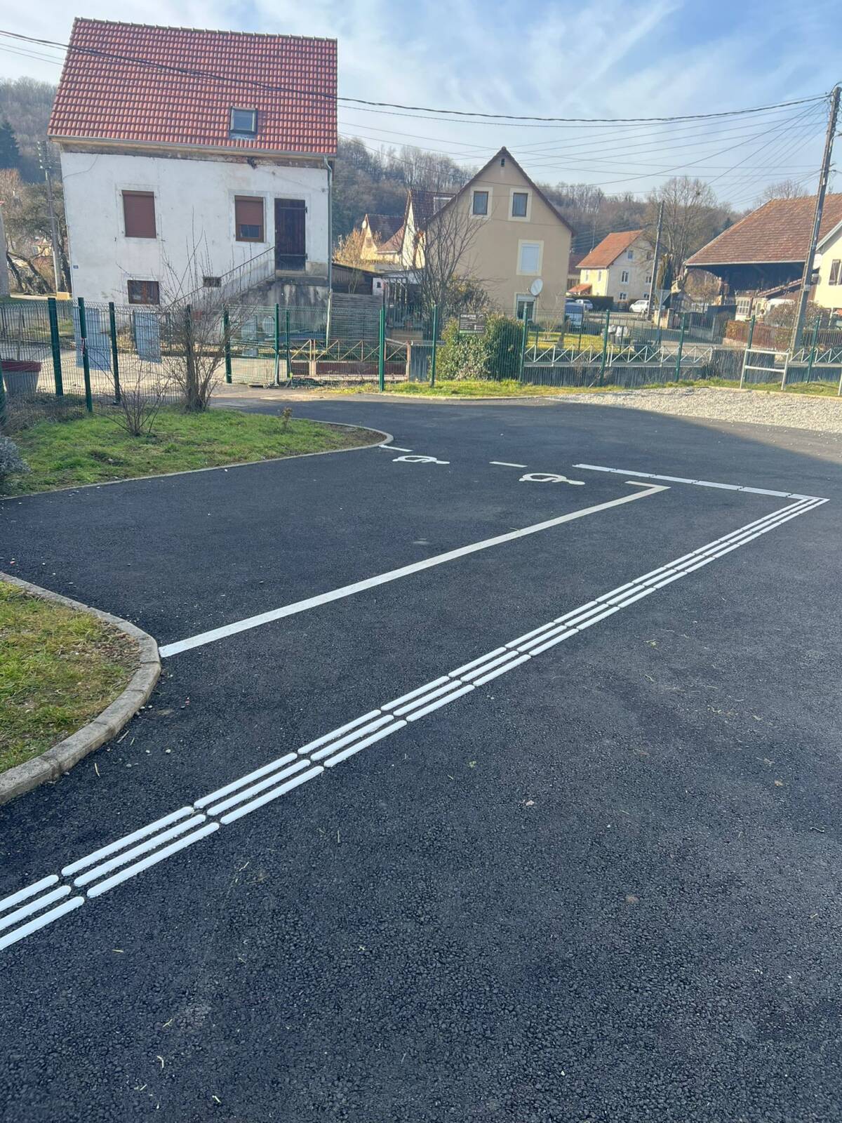 Cr&eacute;ation d&rsquo;un rail de guidage PMR et d&rsquo;une place de parking adapt&eacute;e Valentigney