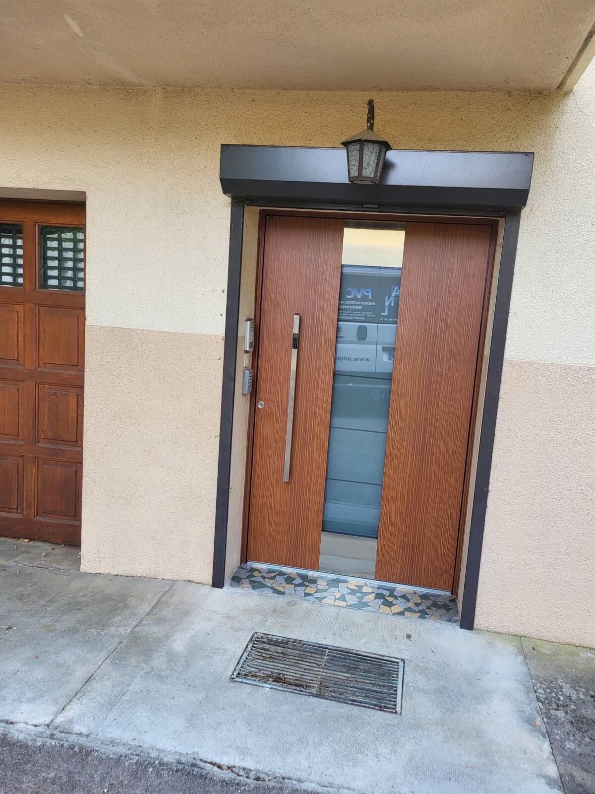 Avant / Apr&egrave;s : pose d&rsquo;une porte d&rsquo;entr&eacute;e aluminium &agrave; Valentigney Belfort